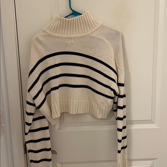 Cropped sweater - Picture 2 of 2